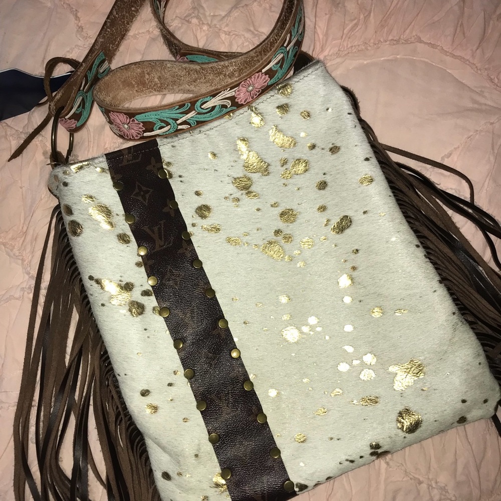 Women’s crossbody leather Louis Vuitton bag
